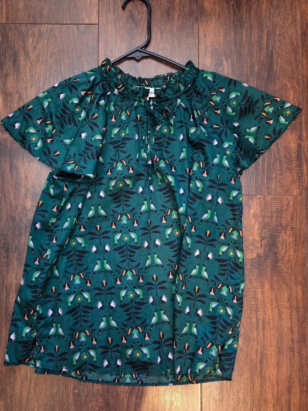 Amazon Basics Green Hummingbird Floral Ruffle Neck Flutter Sleeve Blouse - Small